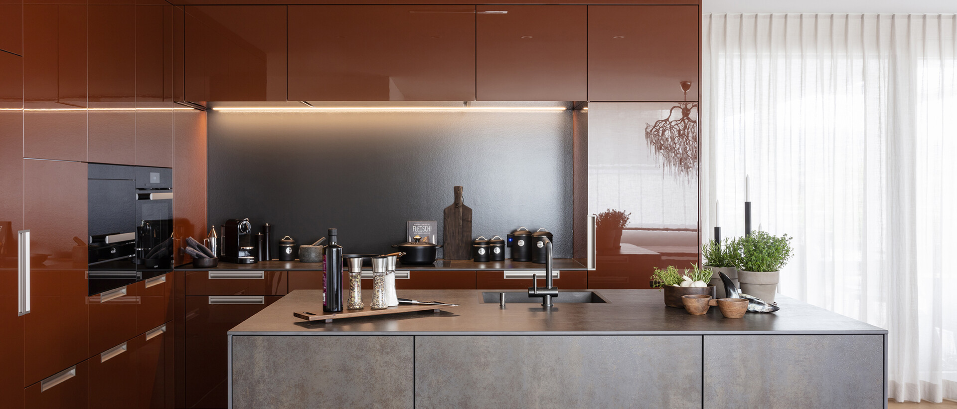 Küche mit braunen Farbnuancen und kraftvoller Formsprache