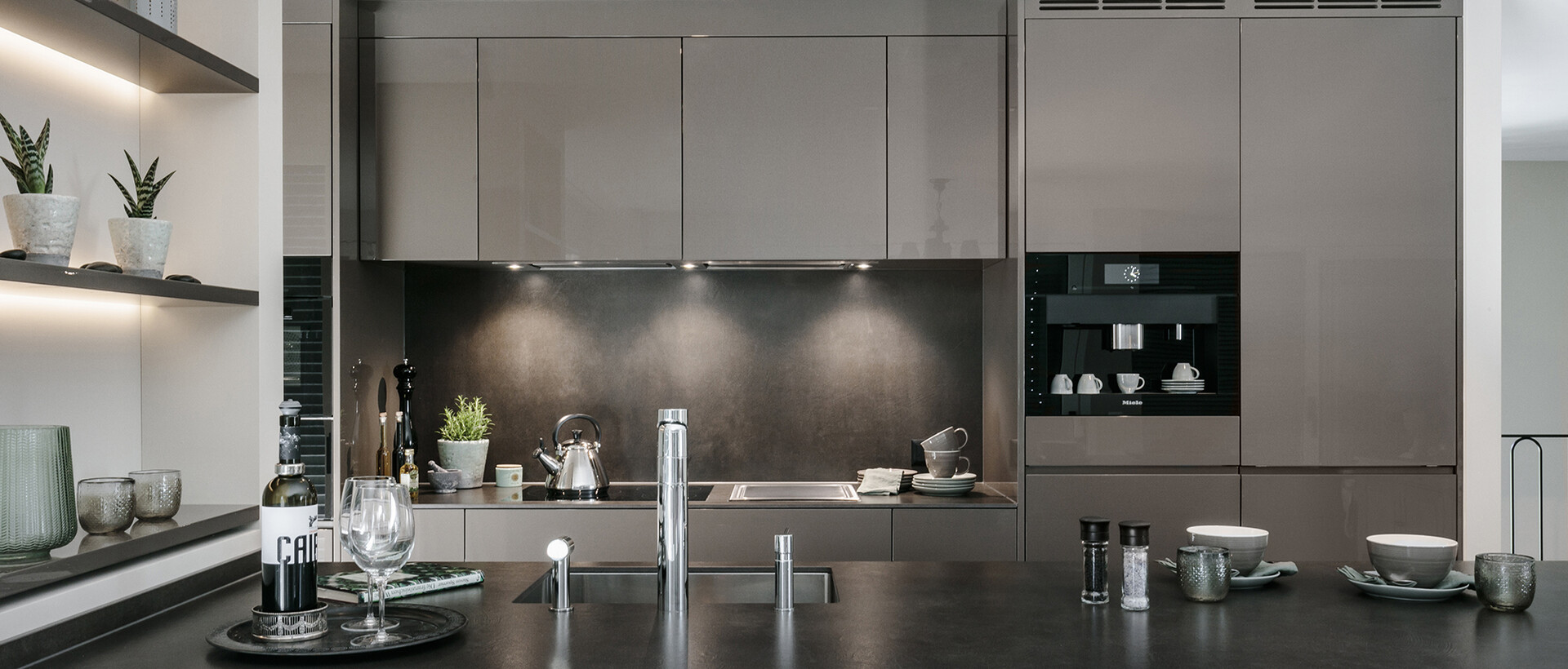 Moderne Küche mit Keramik Arbeitsfläche