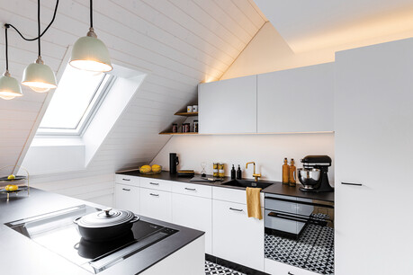 Weisse Küche mit Dachschräge