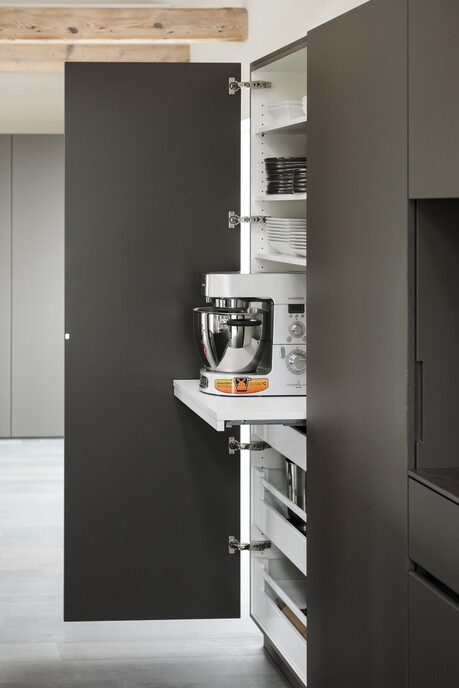 Küchenschrank mit versteckter Küchenmaschine Kenwood von Herzog Küchen