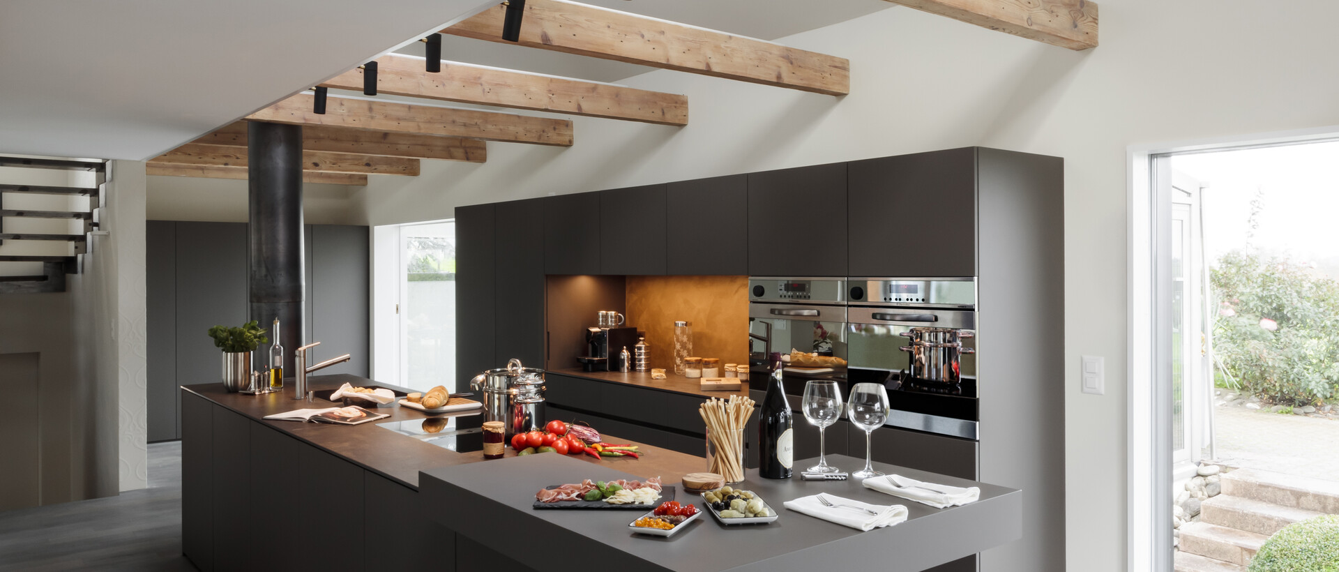 Elegante Schwarze Küche von Herzog Küchen