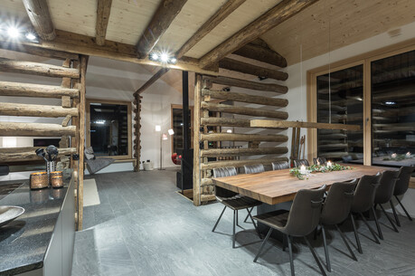 Eine Herzog Küche umgeben von modern-rustikale Architektur
