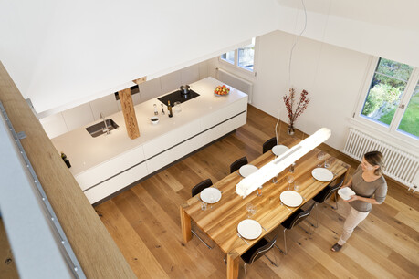 Neue weisse Küche in Altbau mit viel Holz von Herzog Küchen Neue Küche in Altbau