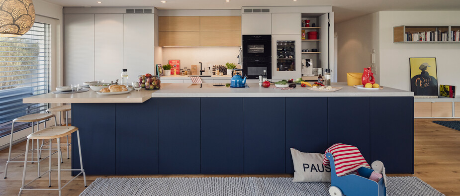 Elegante Familienküche mit praktischen Details HERZOG Küchen Fronten in Kunstharz, Indigoblau, Holz