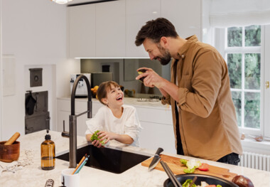 In der Küche haben Vater und Tochter Spass
