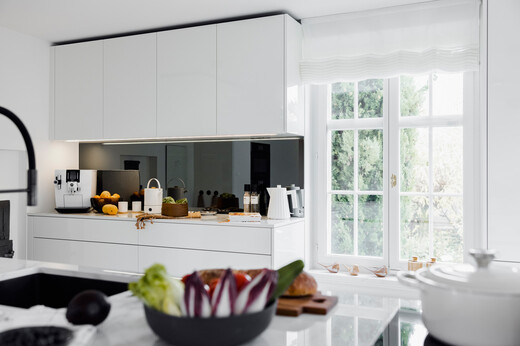 Herzog Küche mit Fronten und Abdeckung in Keramik mit Marmor-Look Fronten und Abdeckung in Keramik Marmor-Look