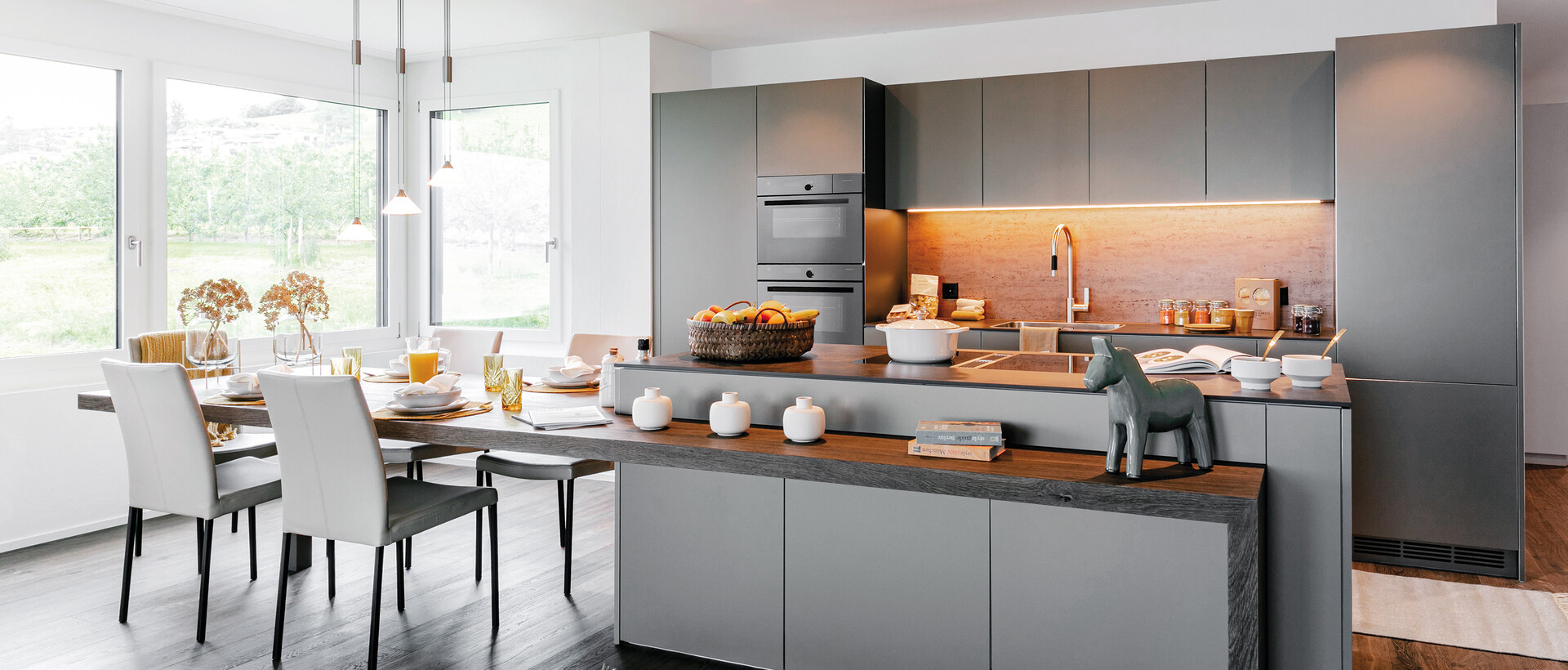 Graue Küche Esstisch Hellgraue Küche mit integriertem Holztisch