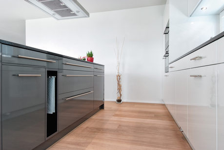 Grau Weiss Küchenfront Küche mit hochglänzenden Fronten und Griffen in grau und weiss