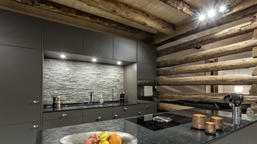 Moderne Küche in Grau mit rustikalen Holzelementen