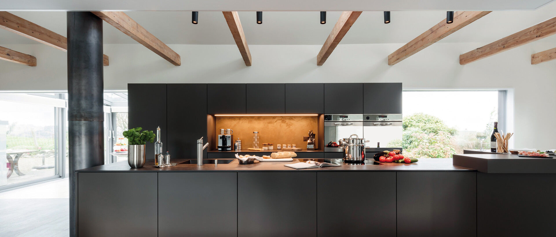 Küche schwarz frontal schwarze Küche mit matten Fronten