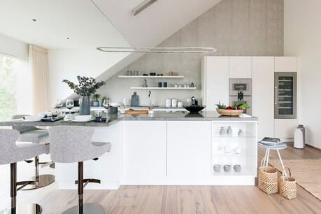 Weisse Küche frontal Betonwand Weisse Küche in modernem, geradelinigen Design